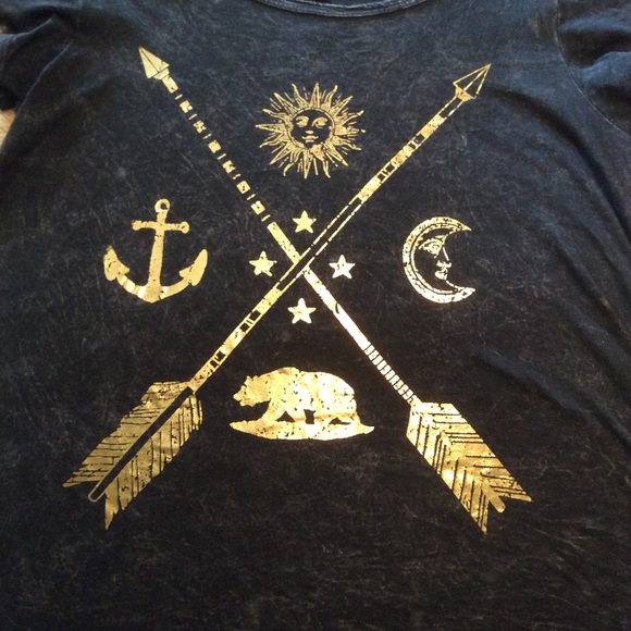 ❤️3/$15 American Age Foil print t-shirt & earrings - Picture 6 of 7